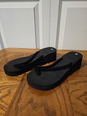 Women’s Black Platform Flip-Flop Sandals - Classic Everyday Style Sz 8